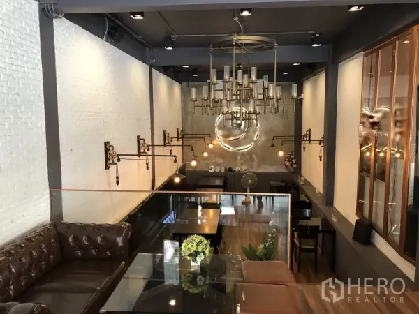 店屋 出租在Ratchathewi, Bangkok - 店屋室内工业风设计，带夹层座位、枝形吊灯与木地板