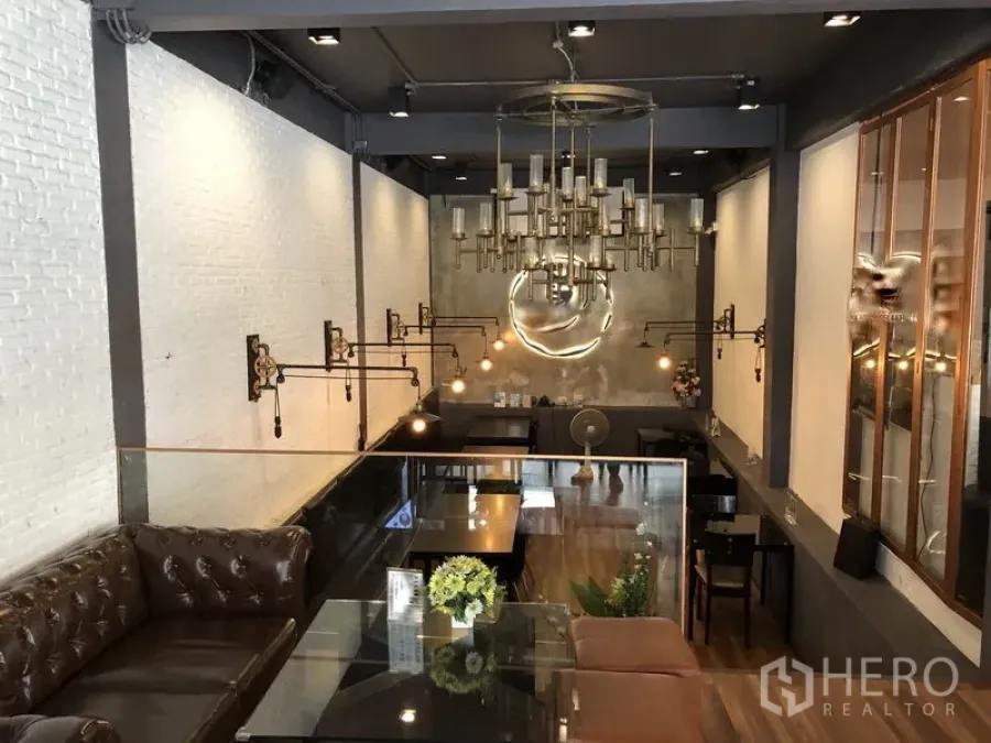 店屋 出租在Ratchathewi, Bangkok - 店屋室内工业风设计，带夹层座位、枝形吊灯与木地板