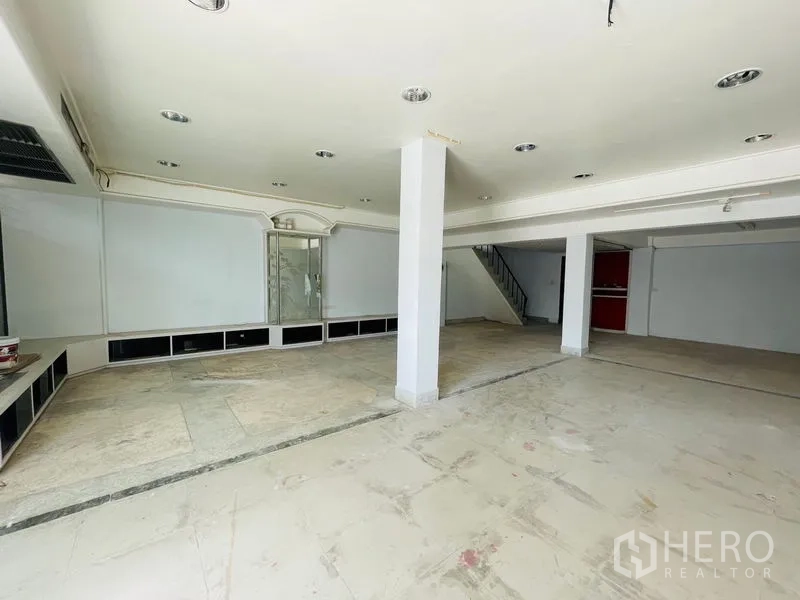 อาคารพาณิชย์ ให้เช่าในHuai Khwang, Bangkok - โชว์รูมกว้างแบบเปิดโล่ง มีเสาและบันไดภายใน