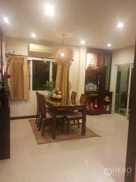 บ้าน ขายในLat Krabang, Bangkok - ห้องทานอาหารสว่าง โต๊ะไม้ โคมไฟแขวน พื้นกระเบื้อง และหน้าต่างมีผ้าม่าน