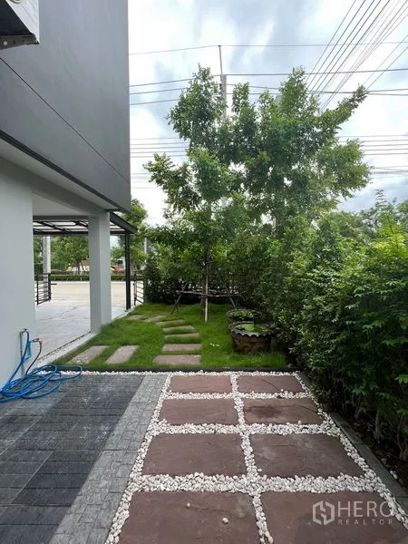 ทาวน์เฮาส์ ให้เช่า - สวนส่วนตัวทางข้างบ้าน ทางเดินแผ่นทางเท้า สนามหญ้า และแนวไม้พุ่ม