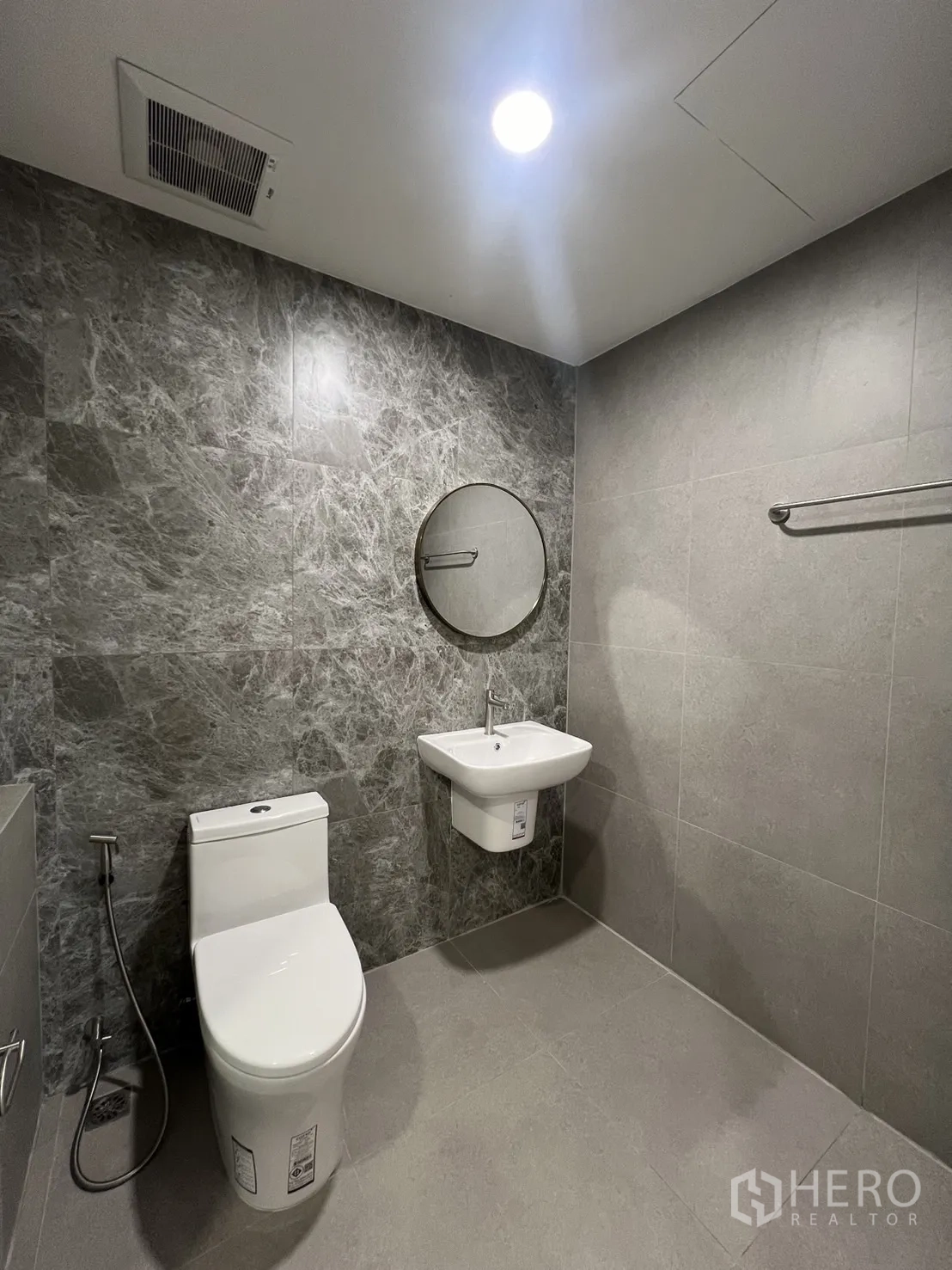 Detached House for rent in Saphan Sung, Bangkok - Stylish ensuite bathroom with gray marble-effect tiles and modern fixtures.