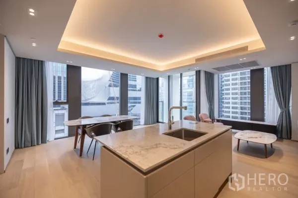 คอนโด ให้เช่าในPathum Wan, Bangkok - ไอส์แลนด์ครัวพร้อมอ่างล้างและท็อปหินอ่อน หันสู่พื้นที่รับประทานอาหารสว่างและหน้าต่างสูง