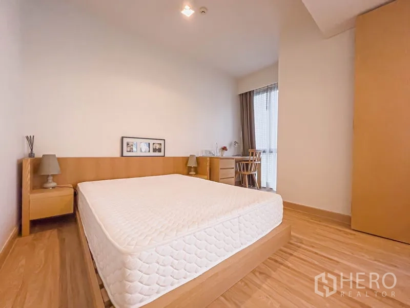 คอนโด ขายในWatthana, Bangkok - ห้องนอนอบอุ่น เตียงควีน โต๊ะข้าง และมุมทำงานติดหน้าต่าง พร้อมตู้เสื้อผ้า