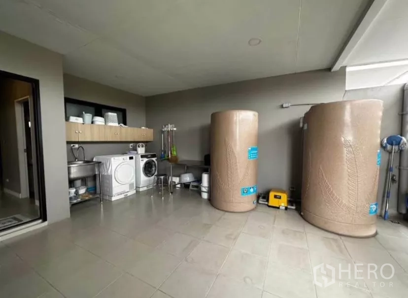 ทาวน์เฮาส์ ให้เช่าในYan Nawa, Bangkok - ระเบียงซักล้างมีเครื่องซักผ้า เครื่องอบ อ่างล้าง และแทงก์น้ำคู่