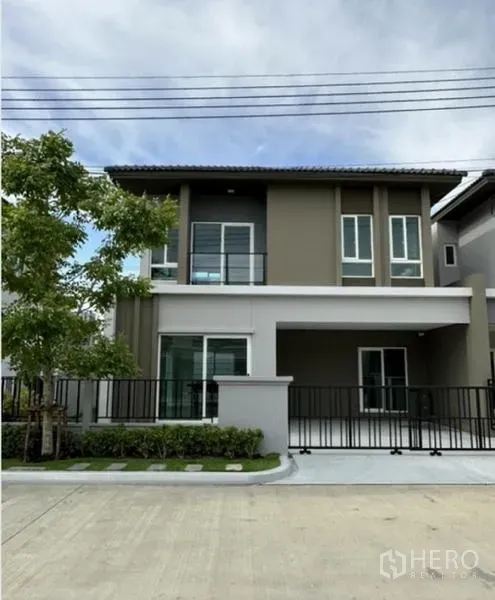 Townhouse for rent in Bang Phli, Samut Prakan - Modern two-storey townhouse facade with gated carport and balcony at Grande Pleno Mega Bangna, Bang Phli.