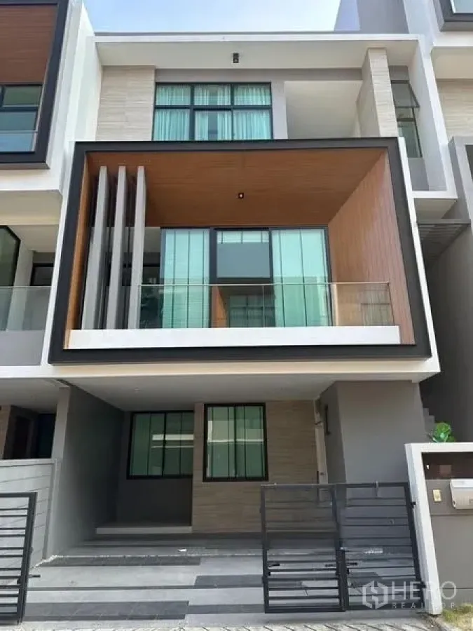 ทาวน์เฮาส์ ขายในSaphan Sung, Bangkok - มุมมองด้านหน้าบ้านสมัยใหม่ พร้อมที่จอดรถและระเบียง