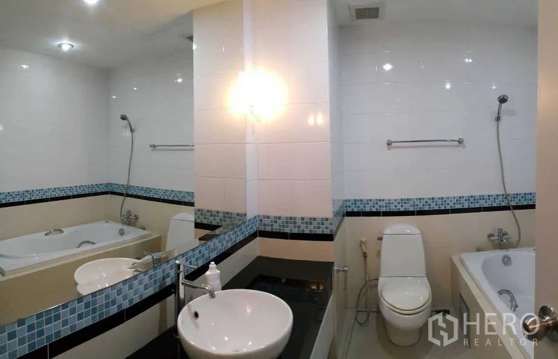 คอนโด ให้เช่าในKhlong Toei, Bangkok - ห้องน้ำโมเดิร์นพร้อมอ่างอาบน้ำ ฝักบัว อ่างล้างหน้าแบบวาง และโมเสกไทล์