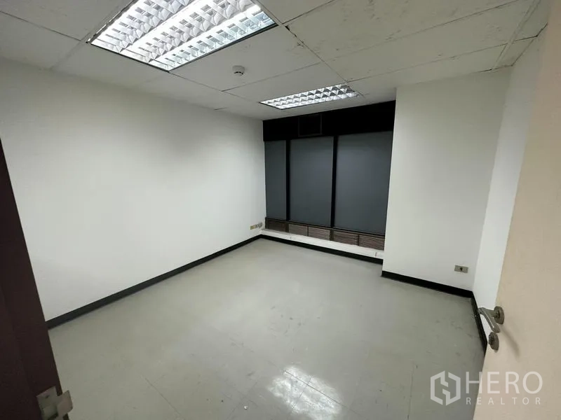 办公空间 出租在Khlong Toei, Bangkok - 独立办公室，天花灯和深色遮光窗