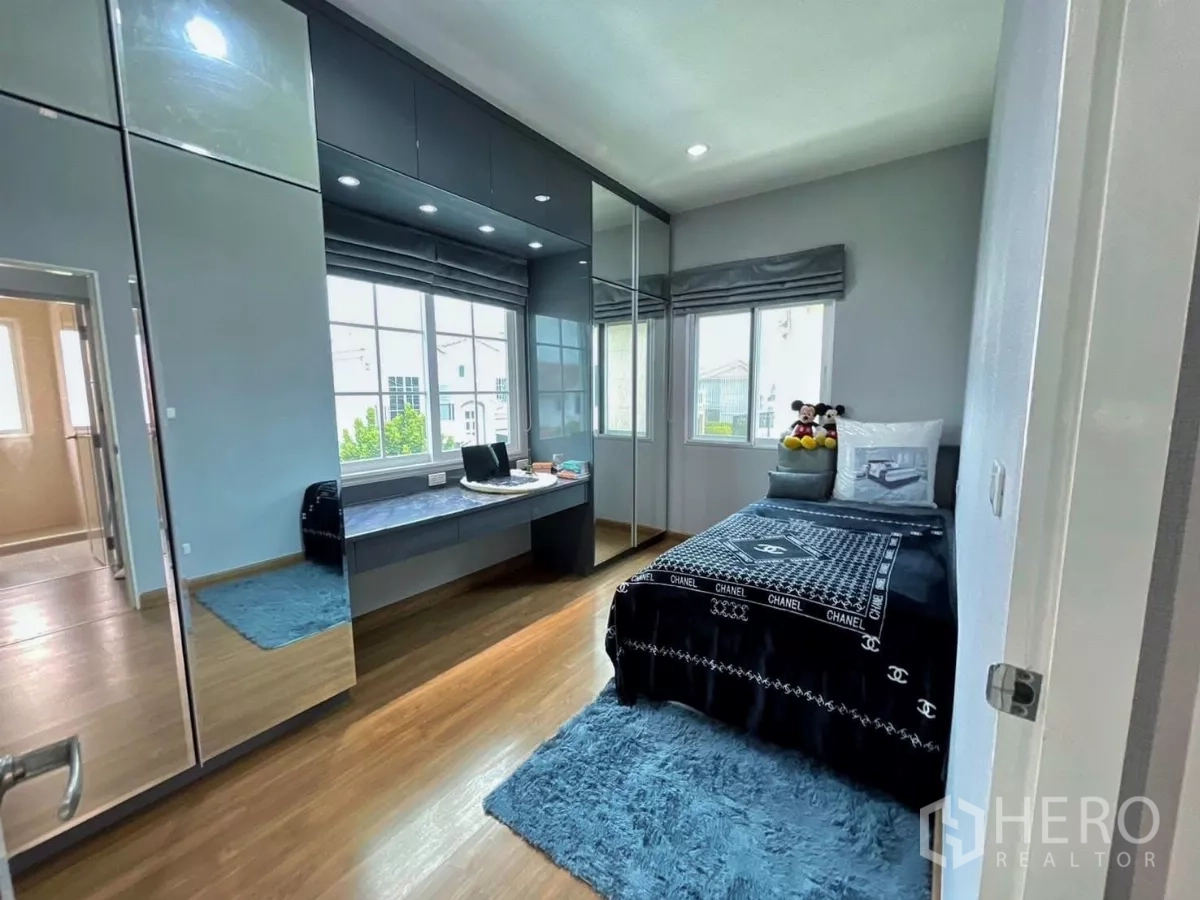 独立式住宅 出租在Bang Khen, Bangkok - 第三卧室带长条书桌、大窗与储物柜。