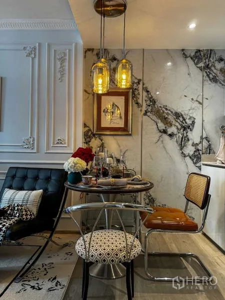 คอนโด ให้เช่า - มุมรับประทานอาหารโต๊ะกลม โคมไฟแขวน และผนังหินอ่อนเงางาม