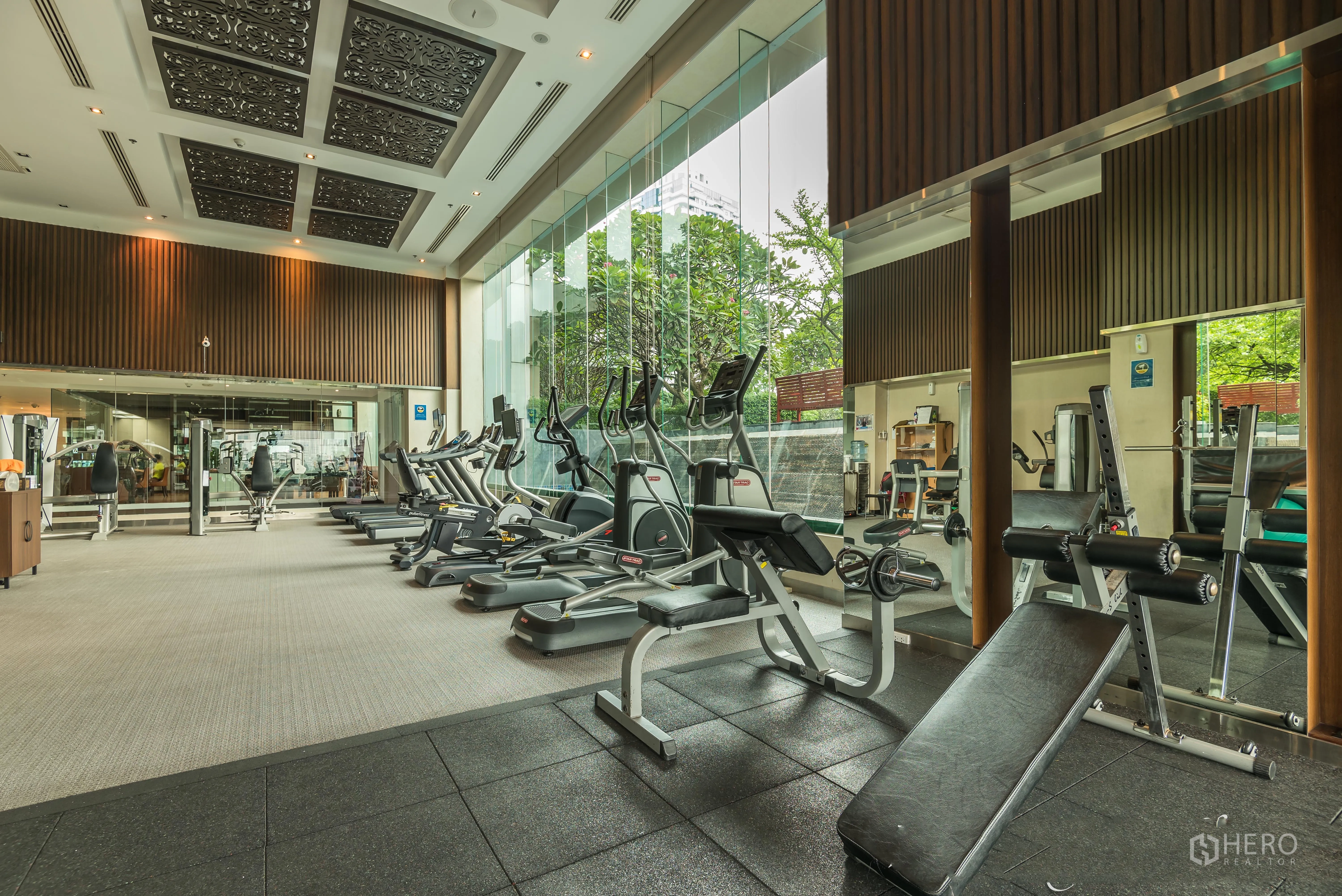 คอนโด ให้เช่าในRatchathewi, Bangkok - ฟิตเนสครบครันด้วยเครื่องคาร์ดิโอและเวท มองเห็นกระจกสูงโปร่ง