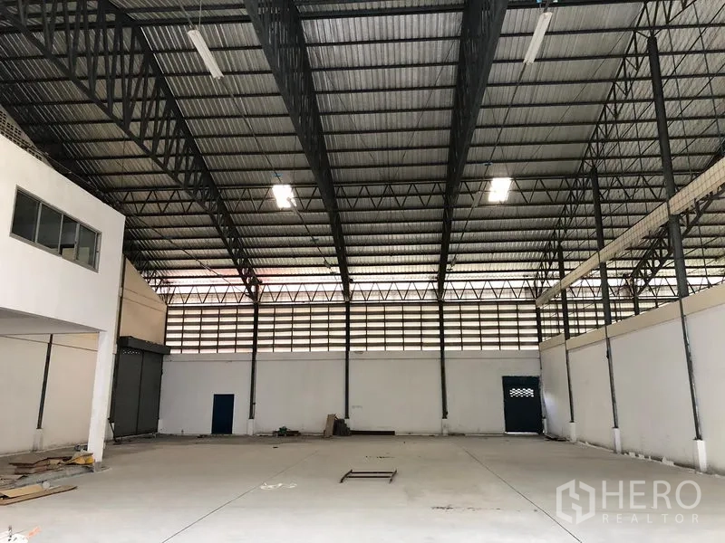 Warehouse for rent in Bang Phli, Samut Prakan - Open storage hall with clear-span roof, ventilation panels and wide floor space suitable for forklifts and staging.