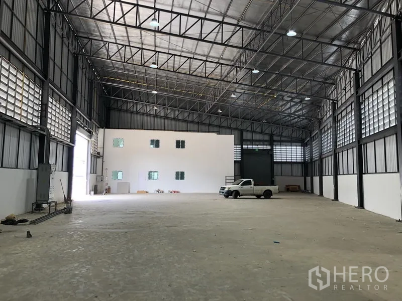 โรงงาน ให้เช่าในSamut Prakan - ฮอลล์โกดังกว้าง มีอาคารสำนักงาน 2 ชั้นและประตูม้วนด้านหลัง