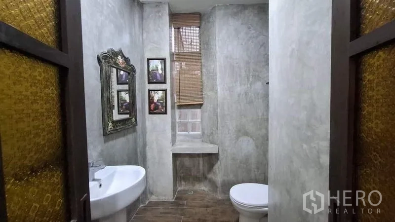 ทาวน์เฮาส์ ให้เช่าหรือขายในChatuchak, Bangkok - ห้องน้ำสไตล์คอนกรีตเปลือย มีอ่างล้างหน้าและโถสุขภัณฑ์