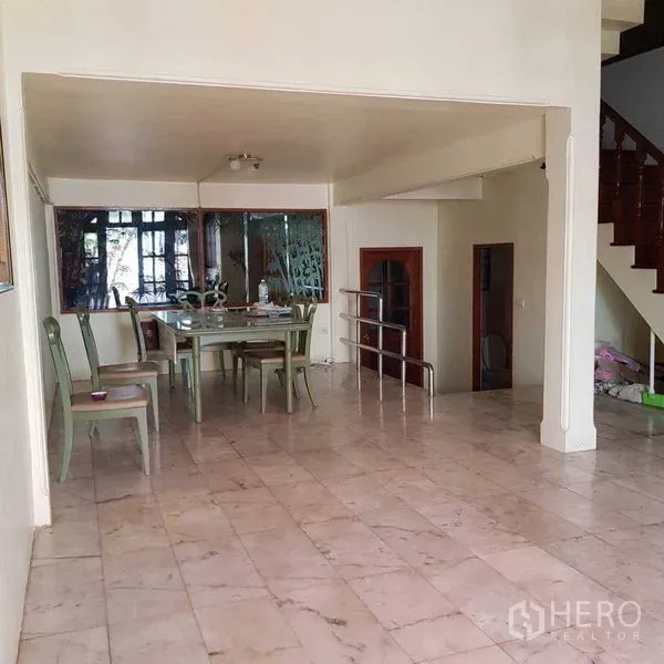 Home Office for rent in Watthana, Bangkok - Spacious open-plan living and dining area with marble tile floor and staircase.