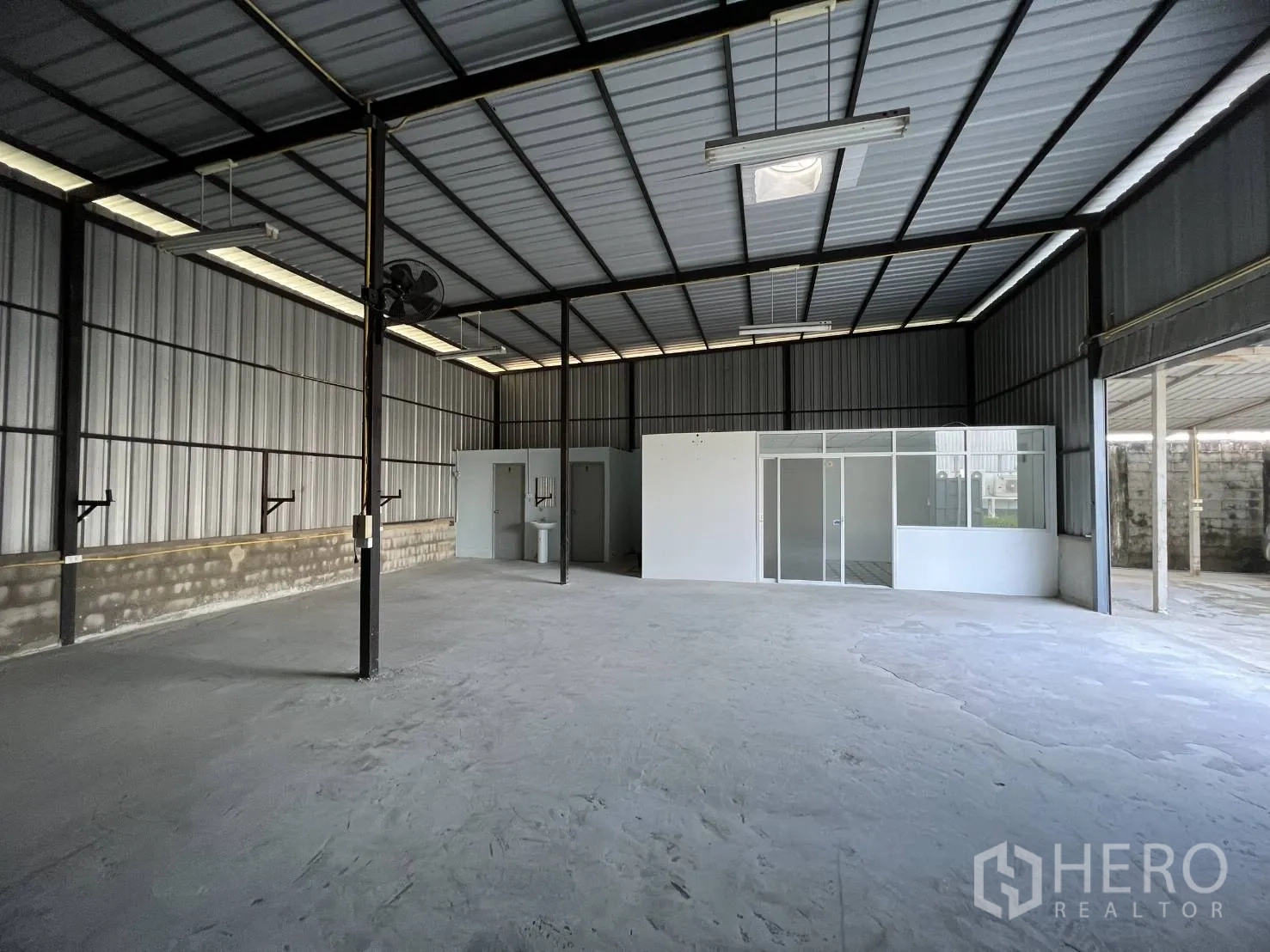 货栈 出租在Lat Krabang, Bangkok - 仓库内部高挑钢结构，混凝土地面，带玻璃办公室和卫生间