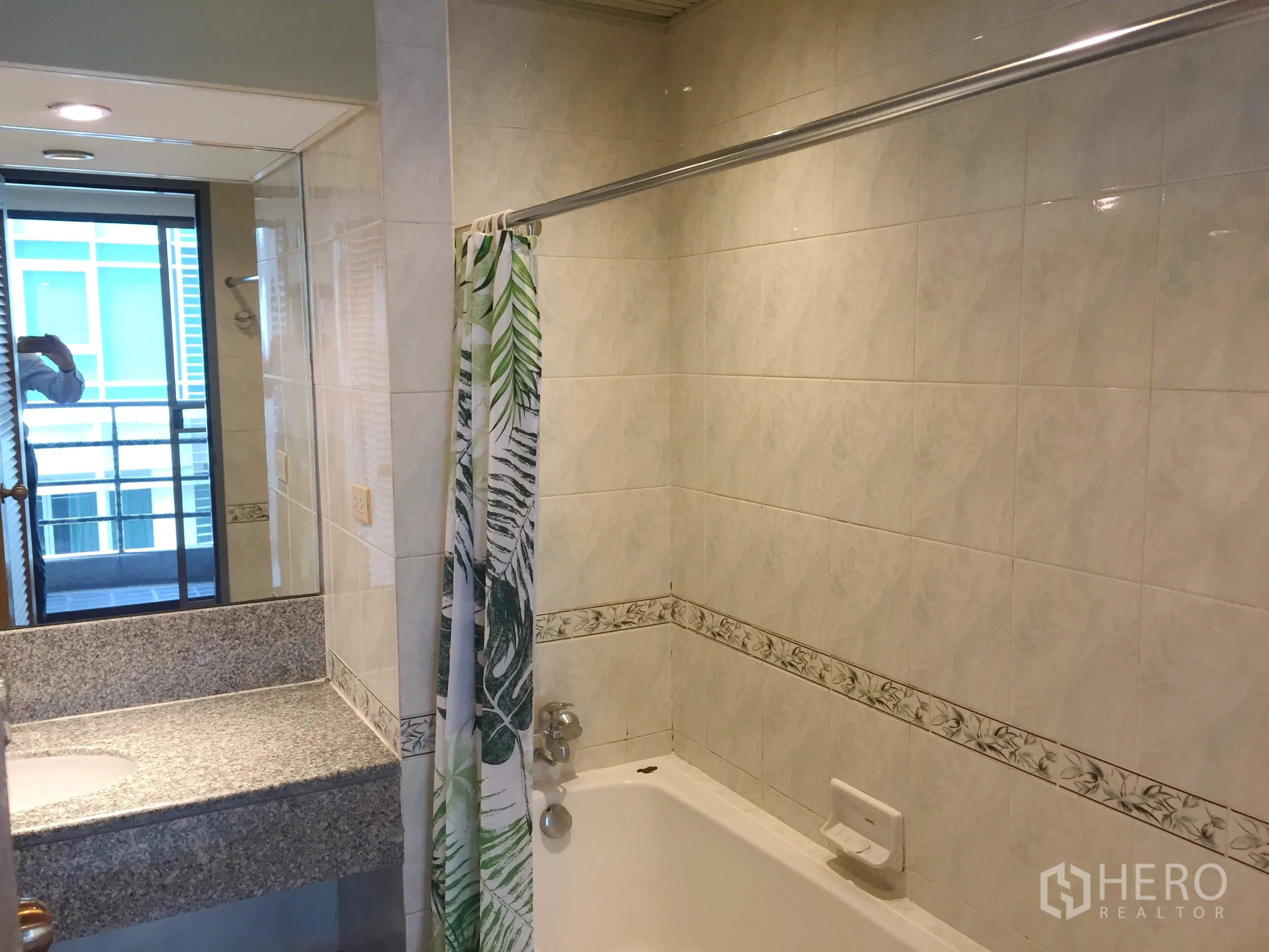 คอนโด ให้เช่าในPathum Wan, Bangkok - ห้องน้ำปูกระเบื้องพร้อมอ่างอาบน้ำ เคาน์เตอร์หินแกรนิต กระจกบานใหญ่ และม่านอาบน้ำ