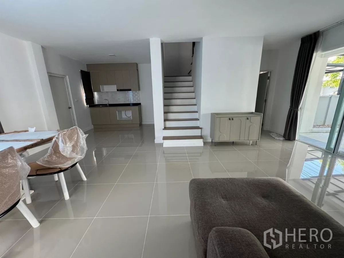 Detached House for rent in Bang Phli, Samut Prakan - Living area with sliding glass doors opening to the carport and ample daylight.