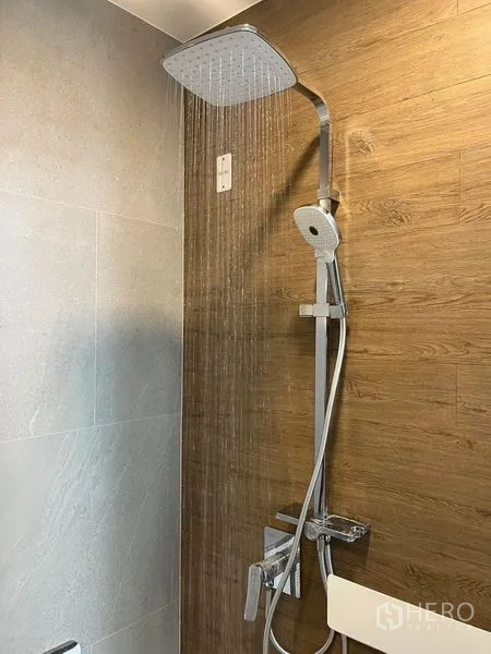 บ้าน ให้เช่าหรือขาย - ภาพระยะใกล้ของเรนชาวเวอร์และฝักบัวมือถือบนผนังลายไม้