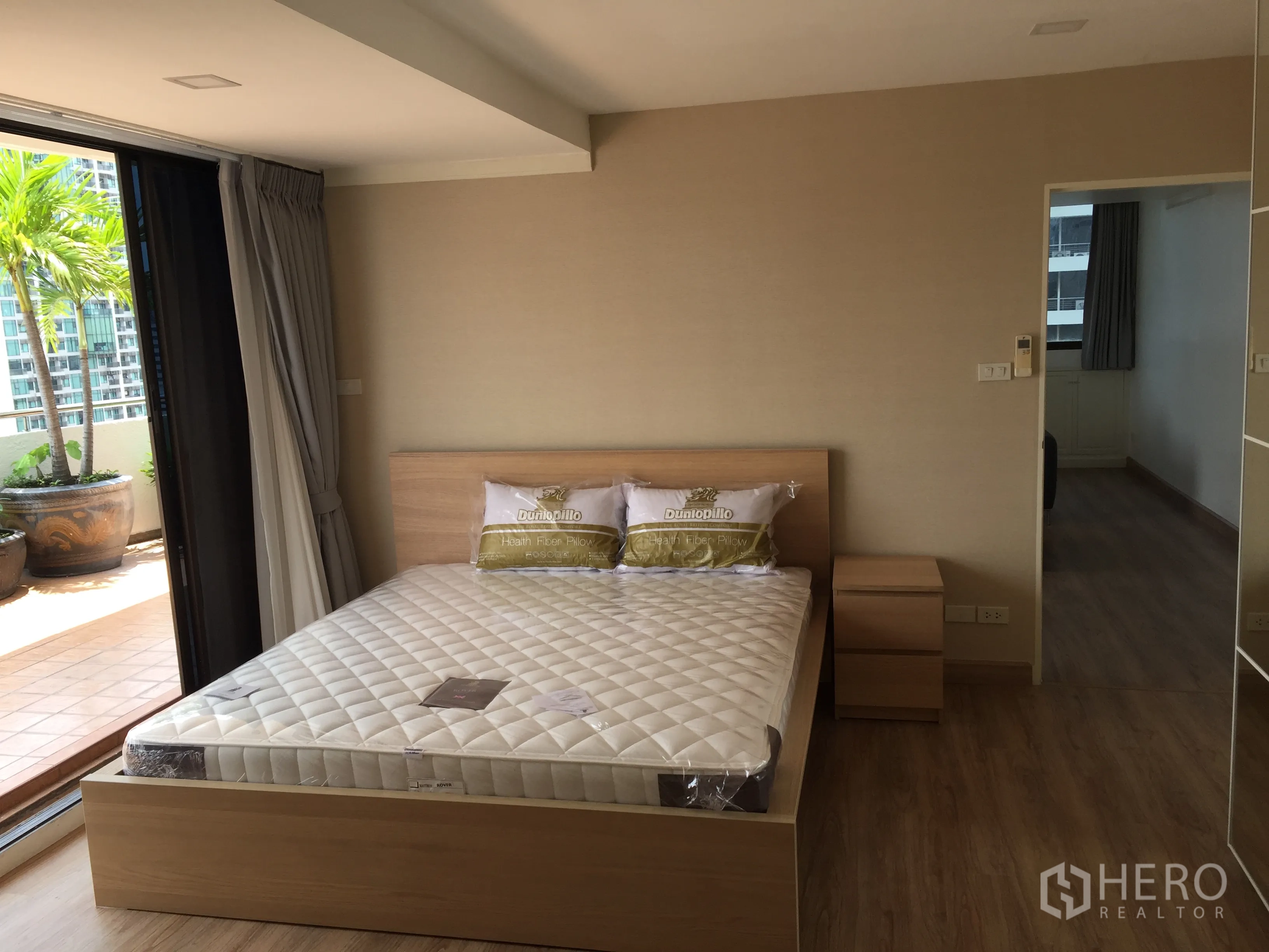 公寓 出售在Watthana, Bangkok - 主卧直通露台，盆栽棕榈与城市景观