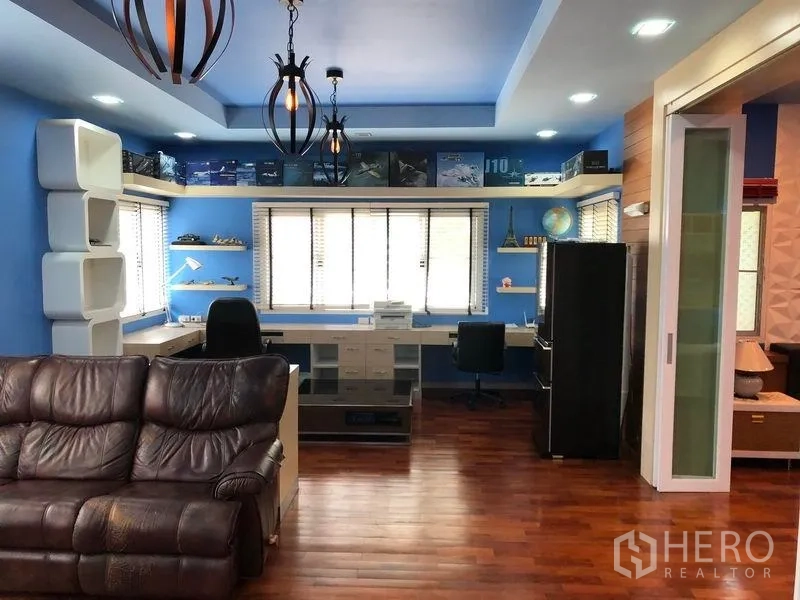 บ้าน ขายในWang Thonglang, Bangkok - ห้องทำงานขนาดใหญ่มีโต๊ะบิลต์อิน ชั้นวาง และโซฟาหนัง