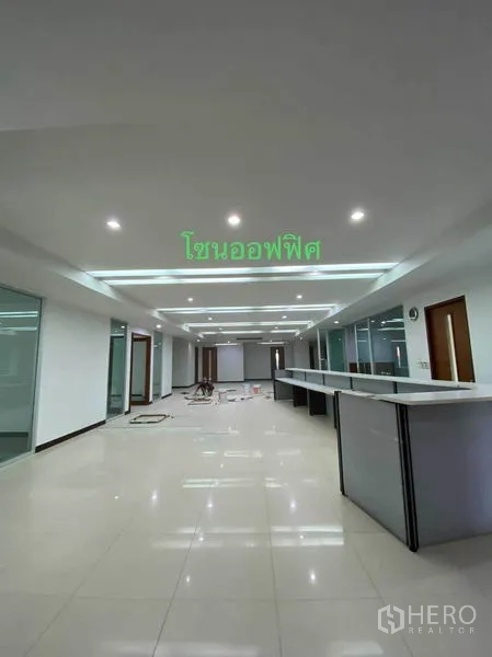 สำนักงานที่บ้าน ให้เช่าในBangkok Noi, Bangkok - โซนออฟฟิศพร้อมเคาน์เตอร์ทำงานยาว ไฟสว่าง และฉากกั้นกระจก