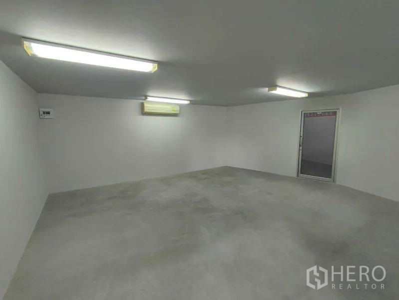 คลังสินค้า ให้เช่าในPak Kret, Nonthaburi - ห้องออฟฟิศติดแอร์ ภายในสว่างด้วยไฟฟลูออเรสเซนต์ มีประตูเชื่อมโกดัง