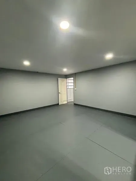 货栈 出租在Mueang Pathum Thani, Pathum Thani - 办公室另一视角，可见通道门、平整地面与顶灯。