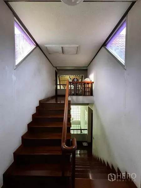 บ้าน ขายในYan Nawa, Bangkok - บันไดไม้พร้อมช่องแสงด้านข้างนำขึ้นสู่โถงชั้นบน