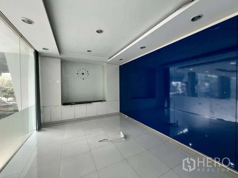 展厅 出租 - 会议室，蓝色特色墙、嵌灯与玻璃隔断。