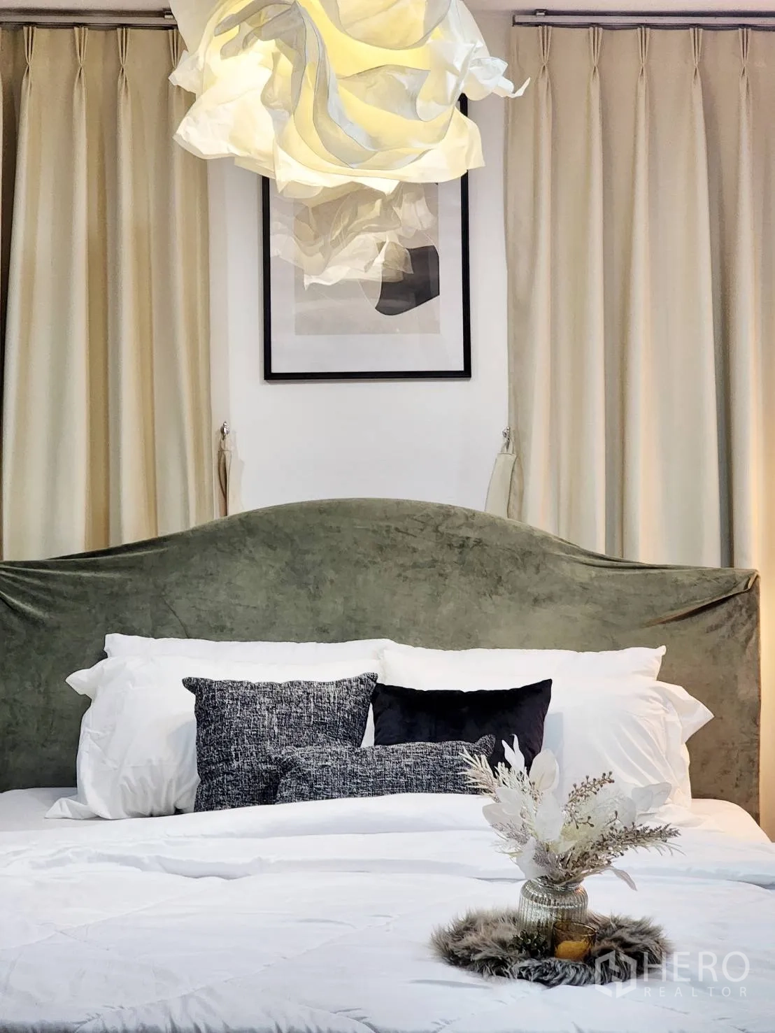 บ้านเดี่ยว for rent in Huai Khwang, Bangkok - ห้องนอนหัวเตียงกำมะหยี่สีเขียว โคมไฟดีไซน์ และหมอนหลายใบ