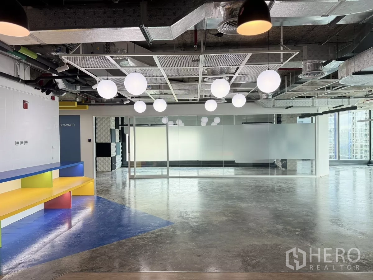 办公空间 出租在Din Daeng, Bangkok - 宽敞工作区，球形吊灯、彩色长座椅与玻璃会议区。
