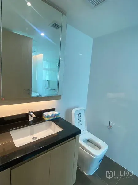 อพาร์ทเมนท์ ให้เช่าในWatthana, Bangkok - ห้องน้ำสมัยใหม่ มีอ่างล้างหน้า เคาน์เตอร์หิน กระจกเก็บของ และโถสุขภัณฑ์