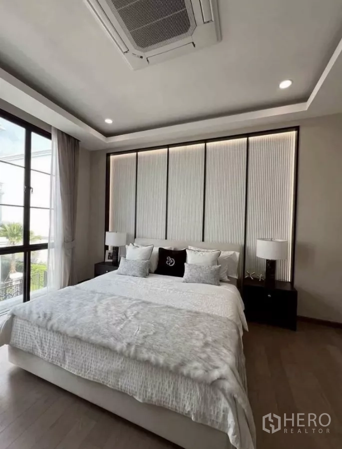 独立式住宅 出租在Lat Phrao, Bangkok - 主卧配特大床、氛围灯背板与大窗户。