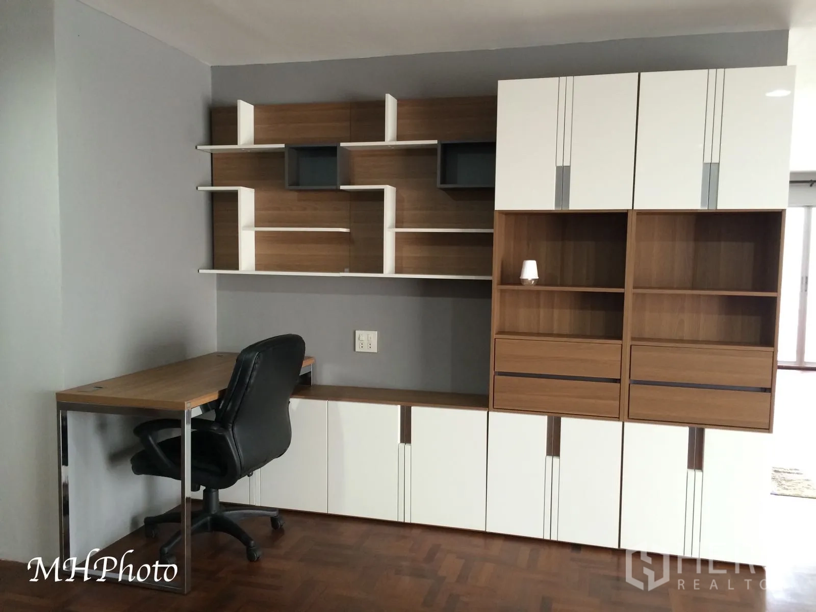 คอนโด ให้เช่าในWatthana, Bangkok - มุมทำงานบิวท์อินพร้อมโต๊ะและชั้นวางของไม้ผสมสีขาว