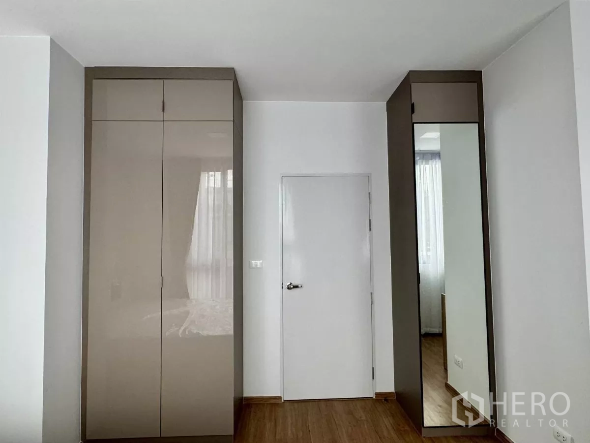 Townhouse for rent in Bang Phli, Samut Prakan - Built-in wardrobes with full-height mirror beside a white interior door
