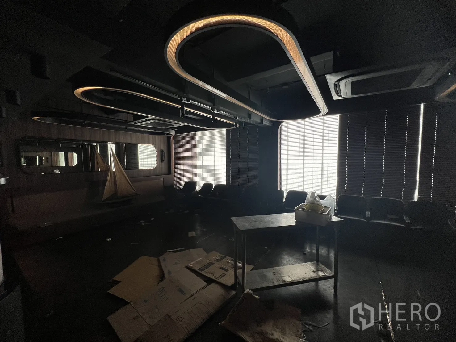 店屋 出租在Watthana, Bangkok - 另一角度的休息室，弧形灯带与落地百叶