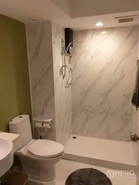 คอนโด ให้เช่าในWatthana, Bangkok - ห้องน้ำโมเดิร์น ผนังลายหินอ่อน พร้อมฝักบัวแบบวอล์กอินและโถสุขภัณฑ์
