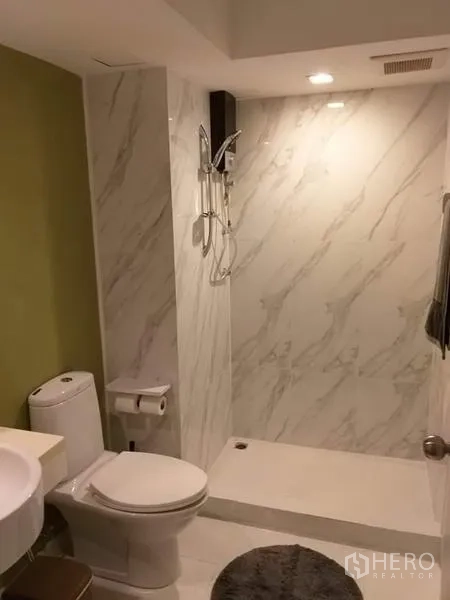 คอนโด ให้เช่าในWatthana, Bangkok - ห้องน้ำโมเดิร์น ผนังลายหินอ่อน พร้อมฝักบัวแบบวอล์กอินและโถสุขภัณฑ์