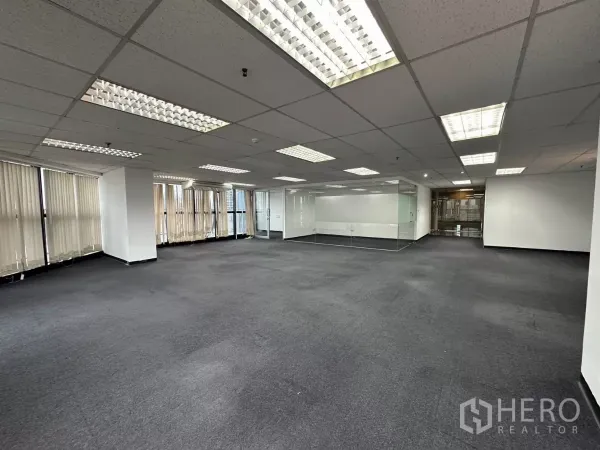 办公空间 出租在Watthana, Bangkok - 大面积地毯办公区，矿棉板吊顶，角落设玻璃房靠近入口。