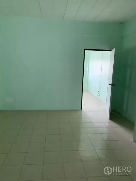 อาคารพาณิชย์ ให้เช่าในSuan Luang, Bangkok - ห้องโล่งปูกระเบื้อง ประตูเปิด ผนังสีเขียวอ่อน