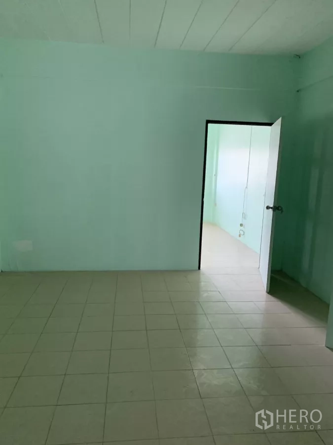 อาคารพาณิชย์ ให้เช่าในSuan Luang, Bangkok - ห้องโล่งปูกระเบื้อง ประตูเปิด ผนังสีเขียวอ่อน