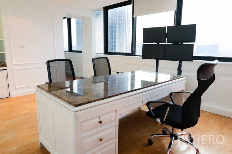 สำนักงาน ให้เช่า - โต๊ะผู้บริหารท็อปหินอ่อน พร้อมจอมอนิเตอร์หลายจอใกล้มุมกระจก