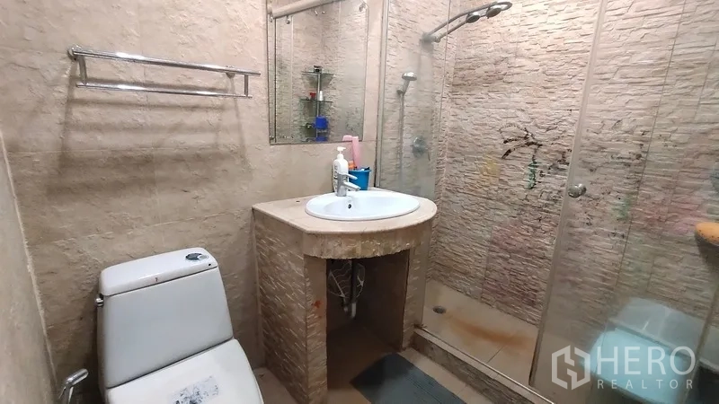 ทาวน์เฮาส์ ให้เช่าในWatthana, Bangkok - ห้องน้ำที่สอง ผนังลายหิน พร้อมตู้ชาวเวอร์กระจก