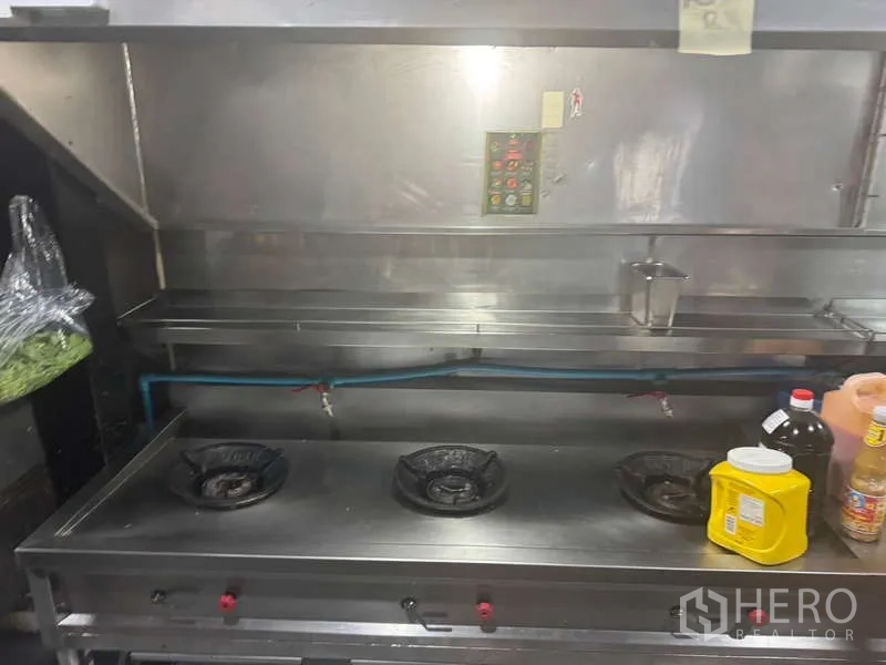 零售空间 出租在Ratchathewi, Bangkok - 商用不锈钢厨房，三头燃气炉与排烟罩。