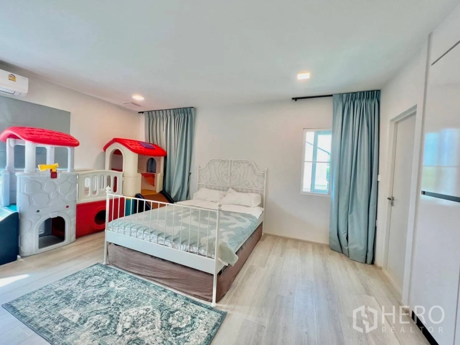 บ้านเดี่ยว for rent in Bang Phli, Samut Prakan - ห้องนอนกว้างสว่างพร้อมเตียงเหล็กสีขาว มุมบ้านของเล่นเด็ก พื้นลามิเนต ผ้าม่าน และหน้าต่าง