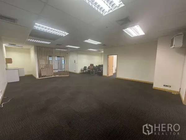 办公空间 出租在Bang Na, Bangkok - 开放式办公空间，吊顶灯光与素色墙面。