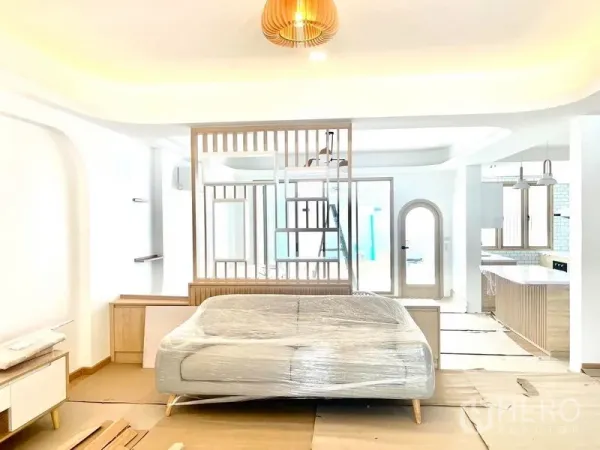 ทาวน์เฮาส์ ให้เช่าในKhlong Toei, Bangkok - มุมนั่งเล่นโซฟาพันหุ้ม แผงกั้นตกแต่ง ประตูโค้ง มองเชื่อมครัว