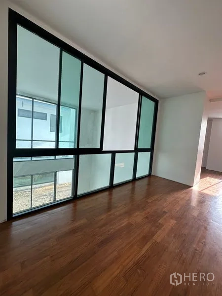 独立式住宅 出租在Watthana, Bangkok - 房间内设大面积内窗，可俯瞰中庭与下层起居空间。